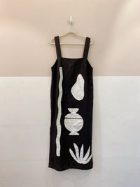 Vestido midi preto bordados Wai Wai + Betina M