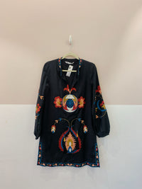 Vestido curto preto bordado Zara P