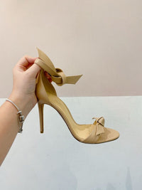Sandália salto bege lacinho Alexandre Birman 37