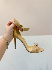 Sandália salto bege lacinho Alexandre Birman 37