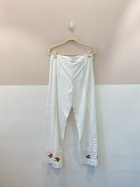 Calça off white bordada Peepou M