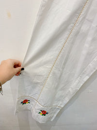 Calça off white bordada Peepou M