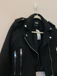 Jaqueta suede preta fivelas Zara PP