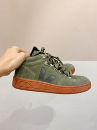 Tênis cano alto verde suede Vert 35