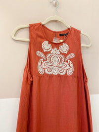 Vestido midi rosa antigo bordado Maria Filó M