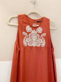 Vestido midi rosa antigo bordado Maria Filó M