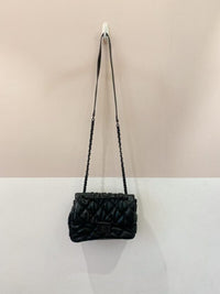 Bolsa preta matelassê Renner