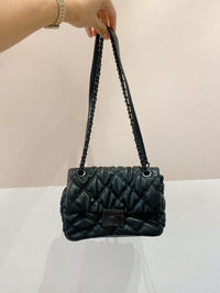 Bolsa preta matelassê Renner
