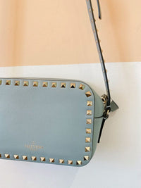 Bolsa tiracolo azul tachas Valentino
