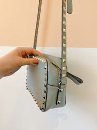 Bolsa tiracolo azul tachas Valentino
