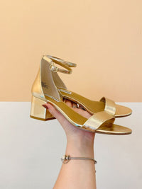 Sandalia dourada saltinho Steve Madden 37