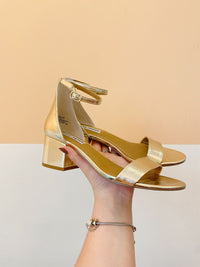 Sandalia dourada saltinho Steve Madden 37