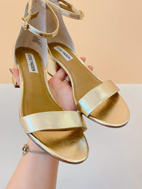 Sandalia dourada saltinho Steve Madden 37