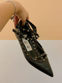 Sapatilha preta tachas Valentino 38